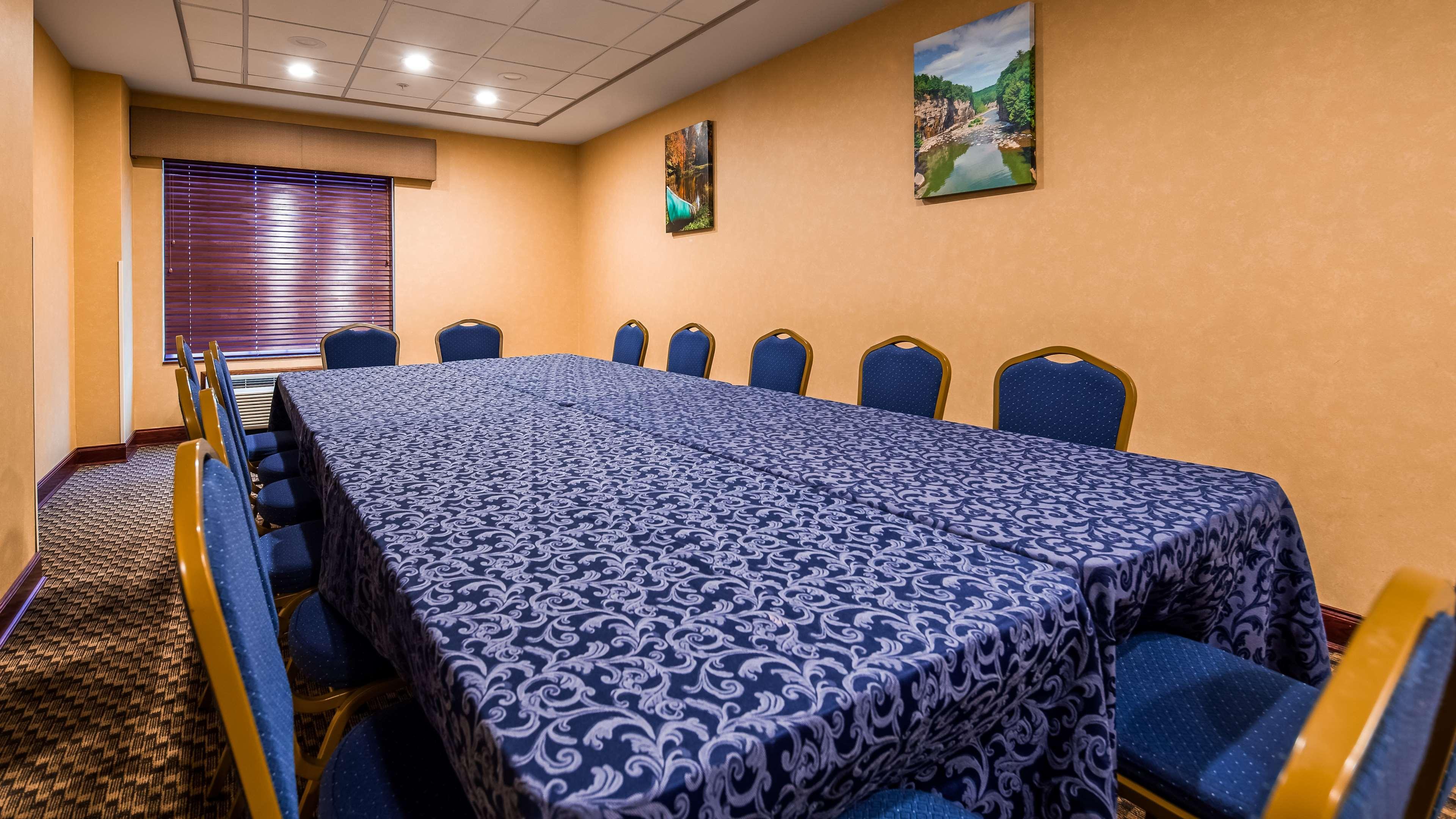 Best Western Plus Victor Inn & Suites Екстериор снимка