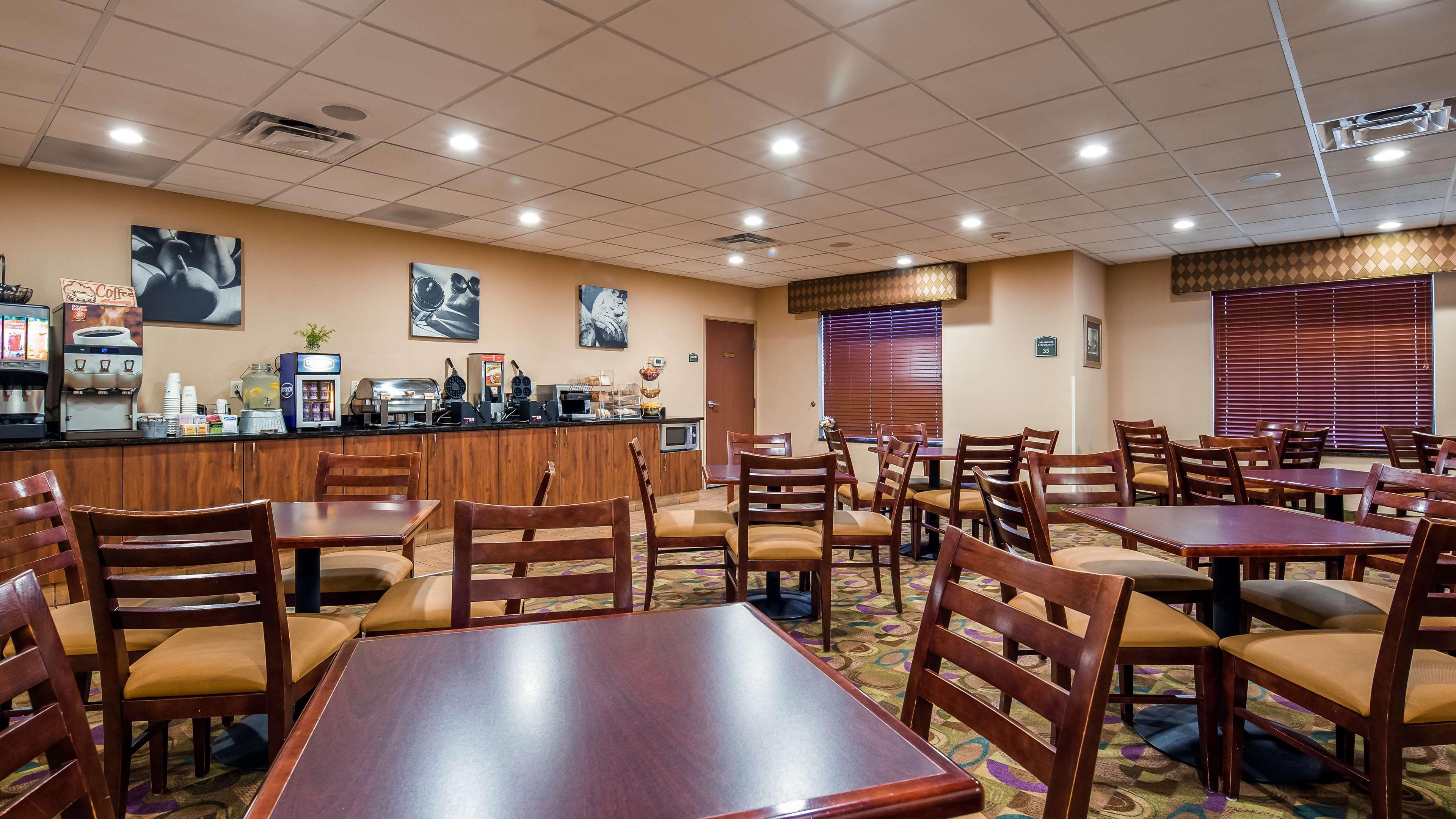 Best Western Plus Victor Inn & Suites Екстериор снимка
