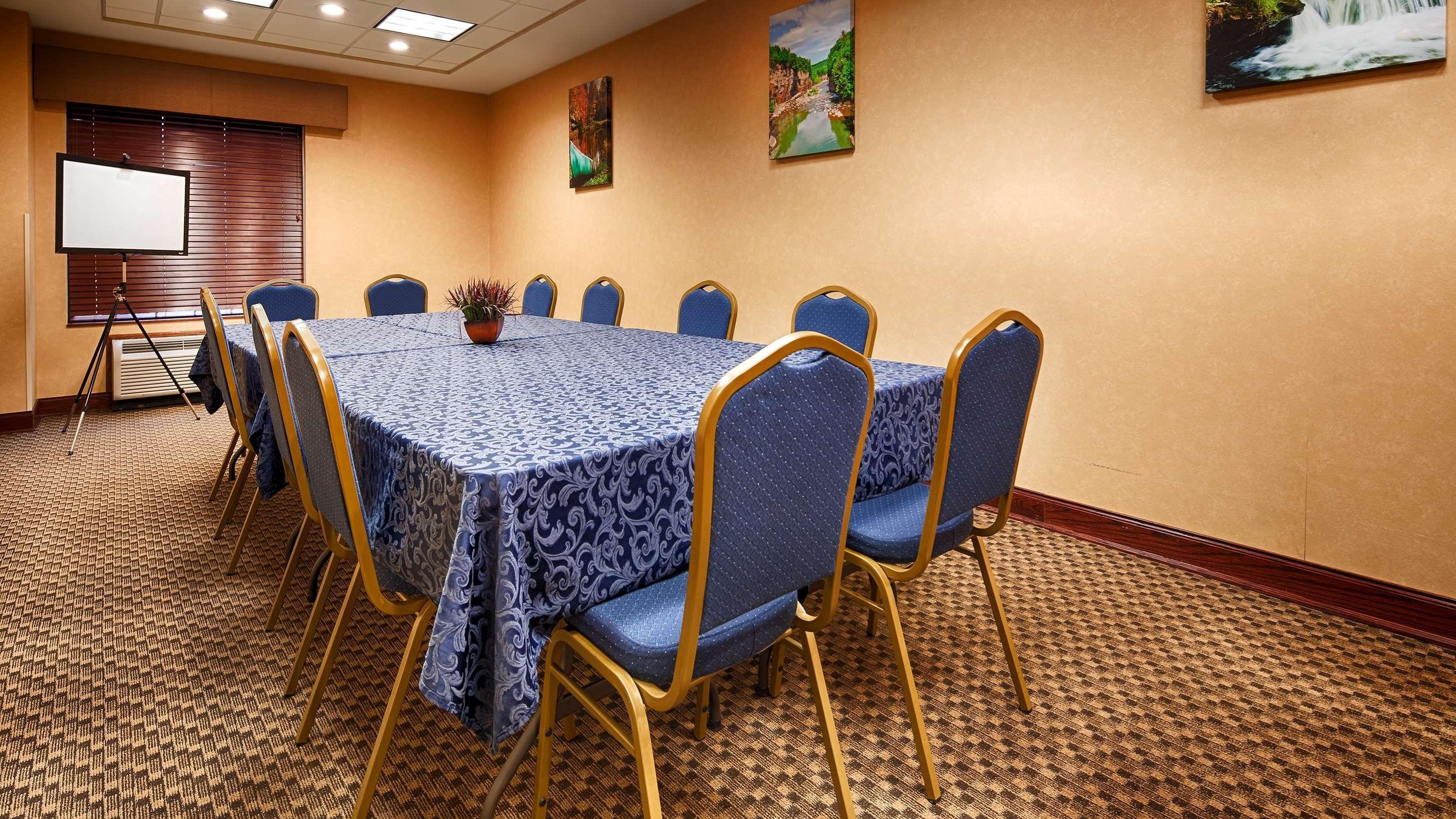 Best Western Plus Victor Inn & Suites Екстериор снимка