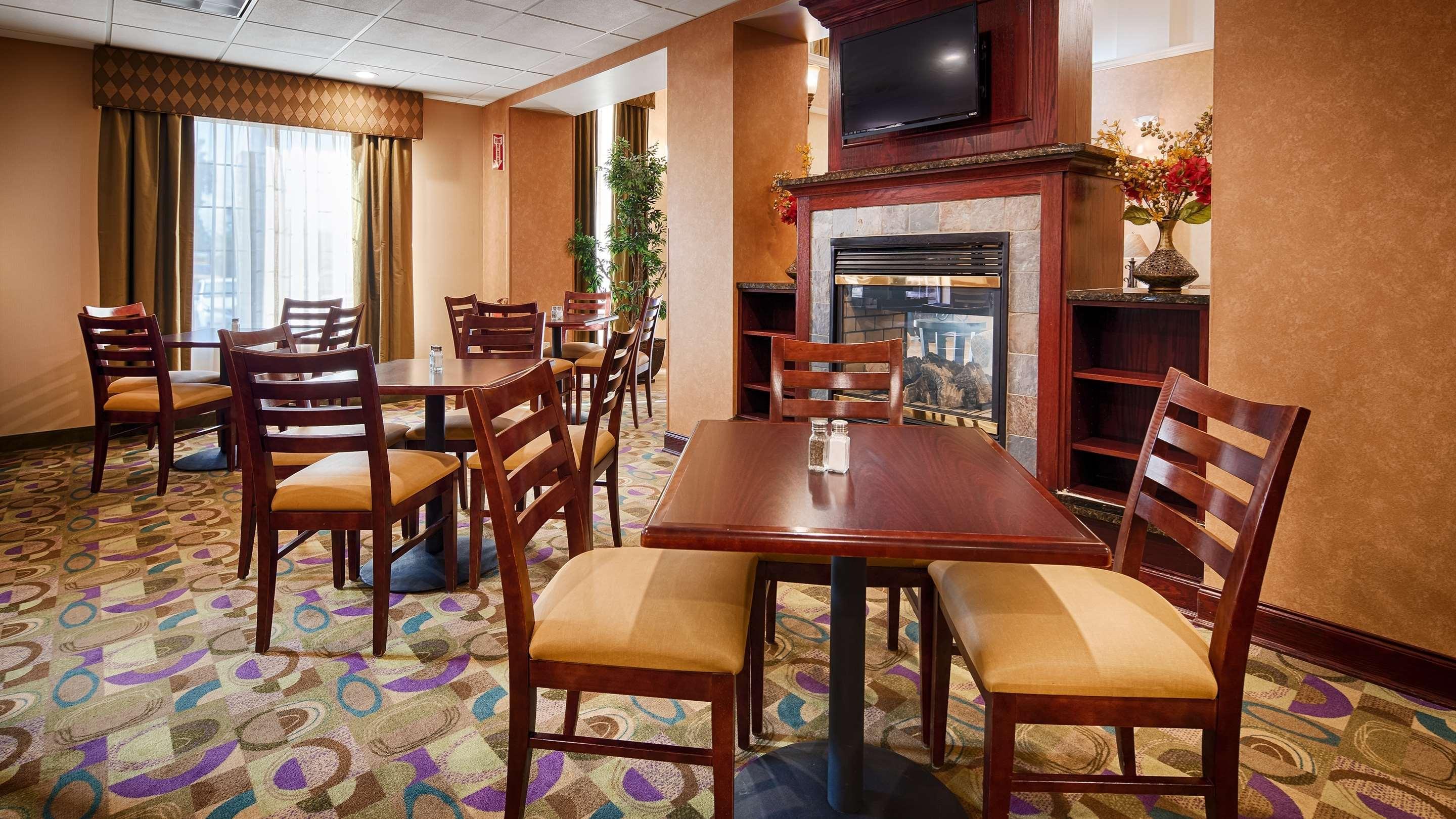 Best Western Plus Victor Inn & Suites Екстериор снимка