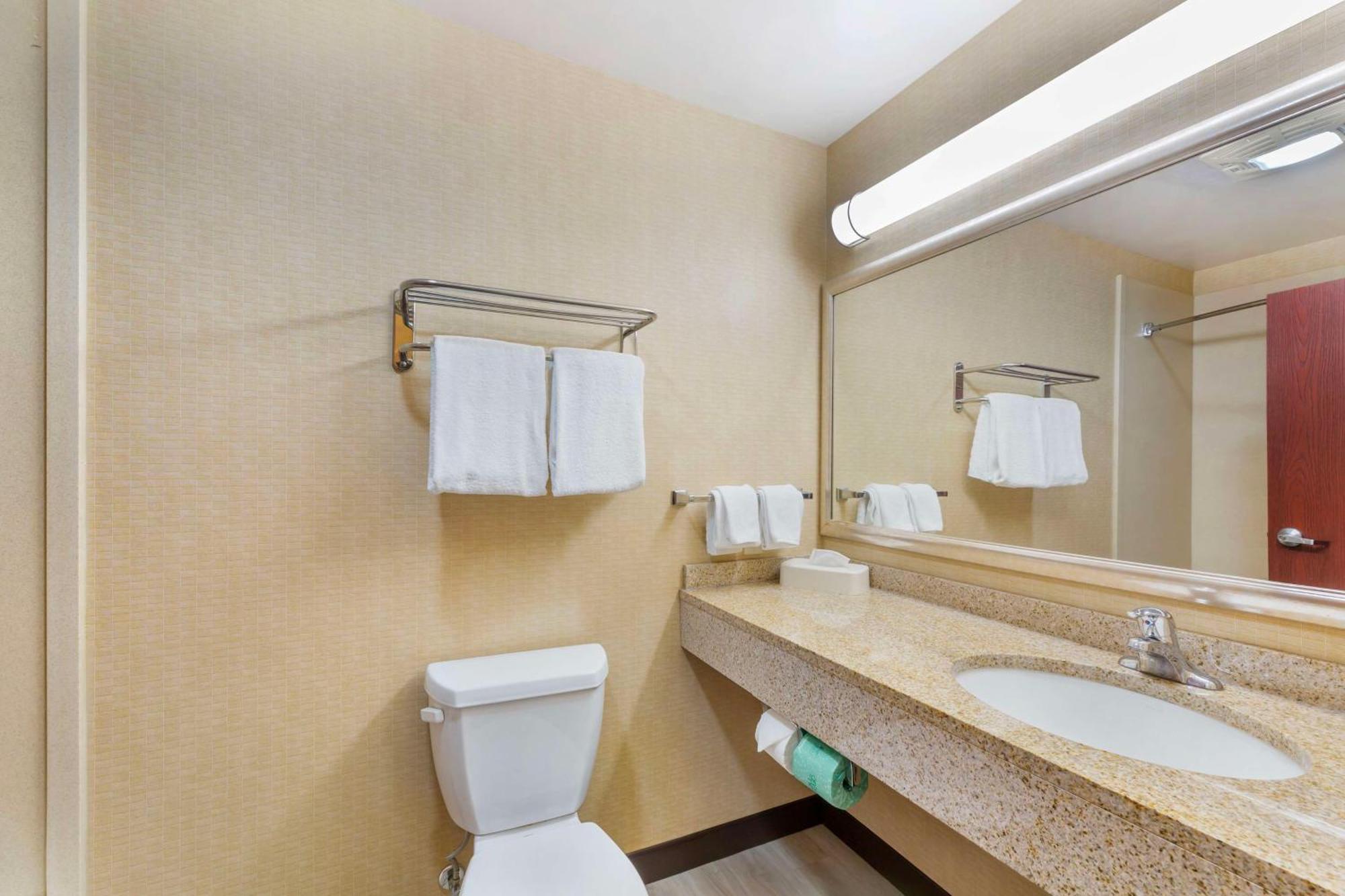 Best Western Plus Victor Inn & Suites Екстериор снимка